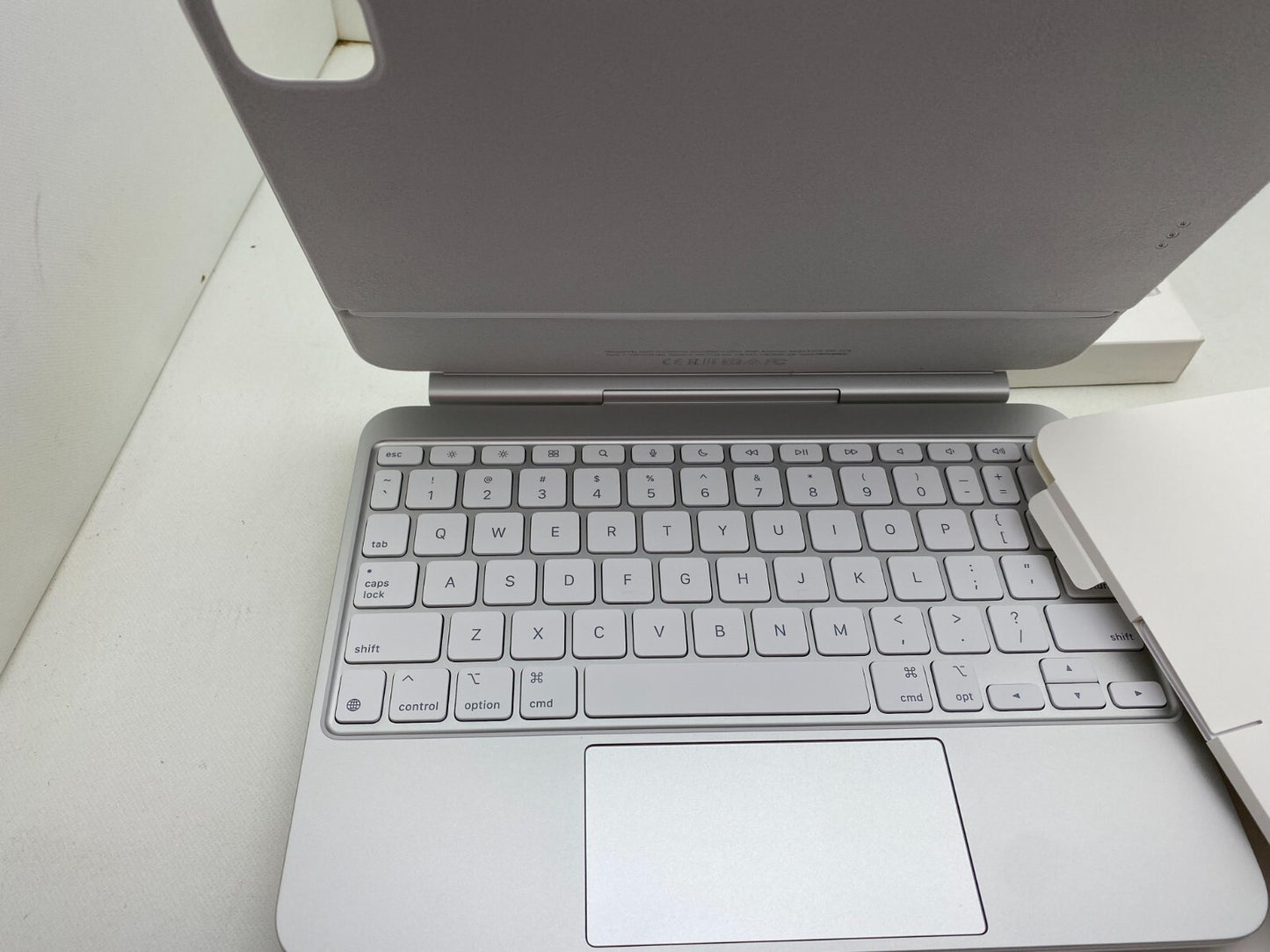OPEN BOX - Apple Magic Keyboard Case iPad Pro 11 inch M4 - White A2975 MWR03LL/A