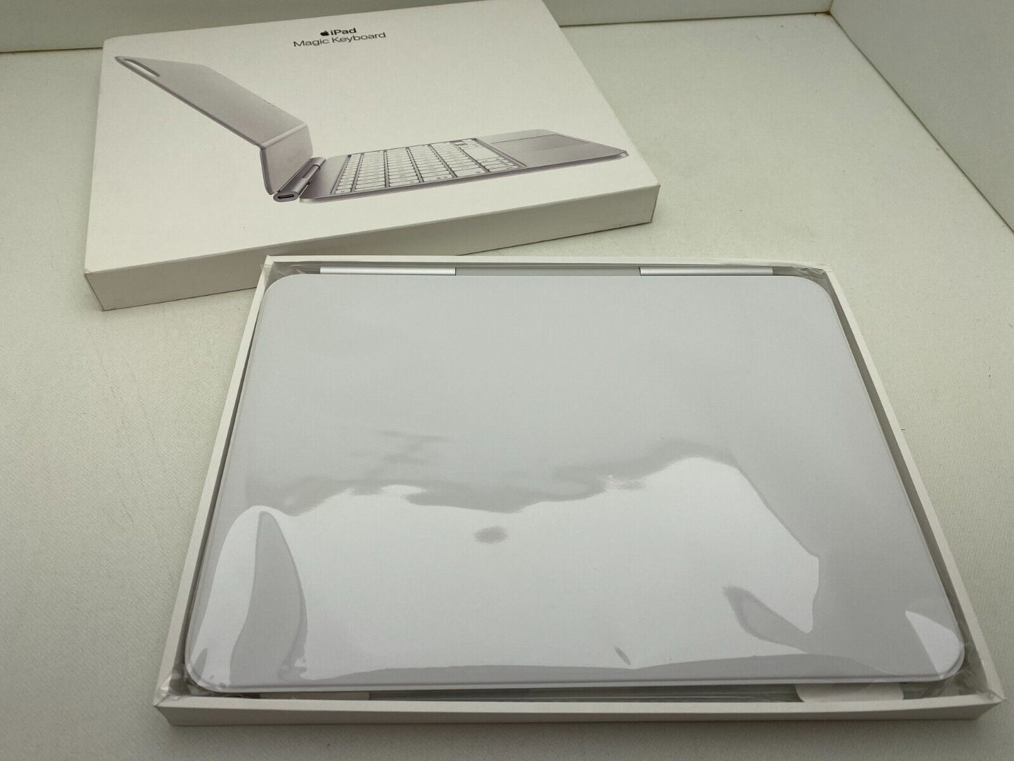 OPEN BOX - Apple Magic Keyboard Case iPad Pro 11 inch M4 - White A2975 MWR03LL/A