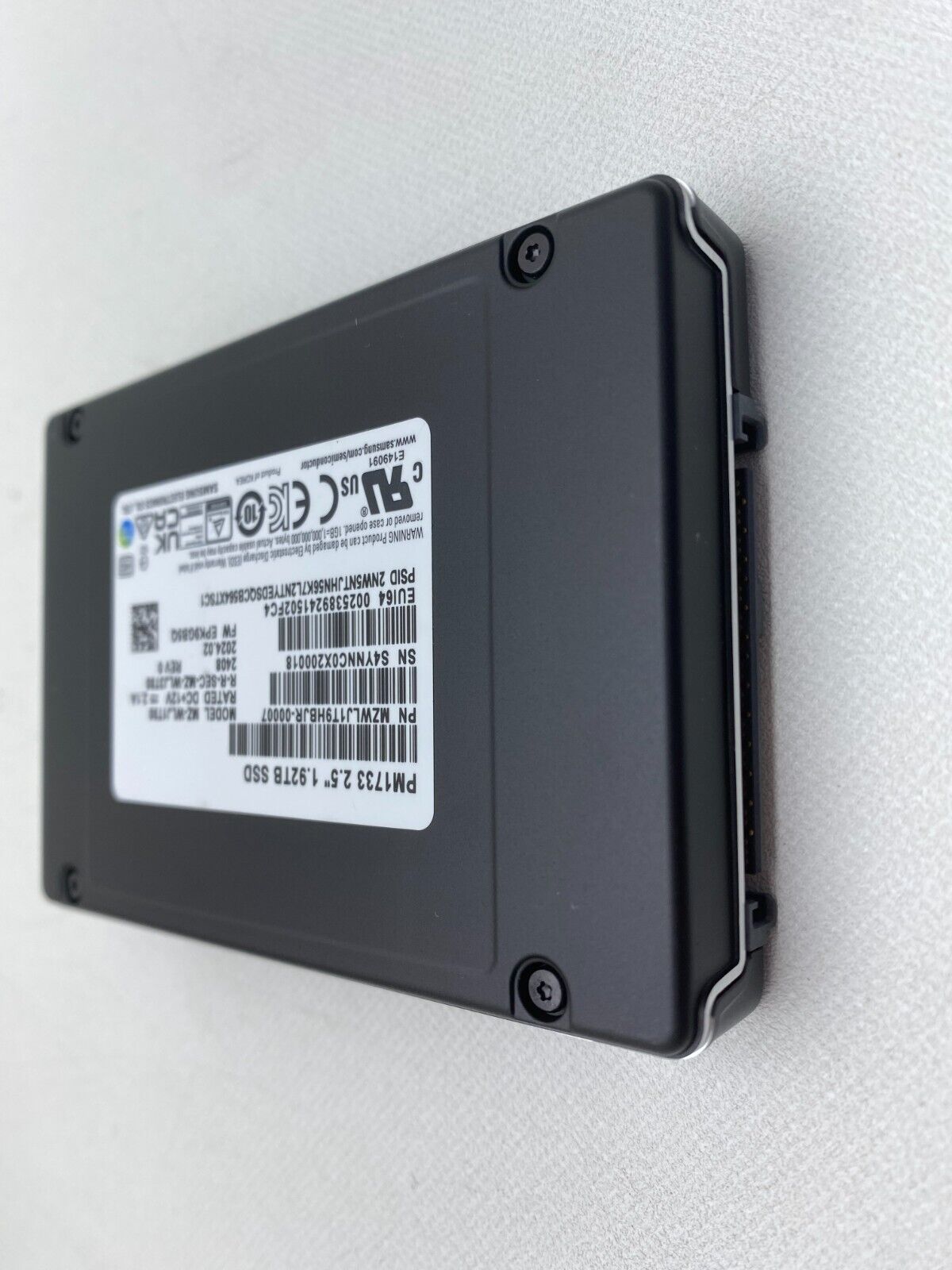 Samsung PM1733 MZWLJ1T9HBJR-00007 2.5 in 1.92 TB Internal SSD