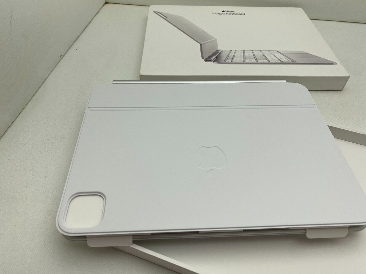 OPEN BOX - Apple Magic Keyboard Case iPad Pro 11 inch M4 - White A2975 MWR03LL/A