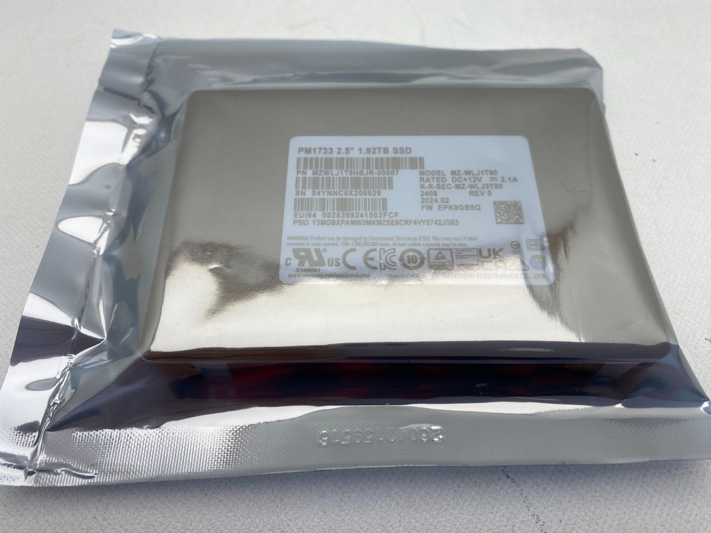 Samsung PM1733 MZWLJ1T9HBJR-00007 2.5 in 1.92 TB Internal SSD