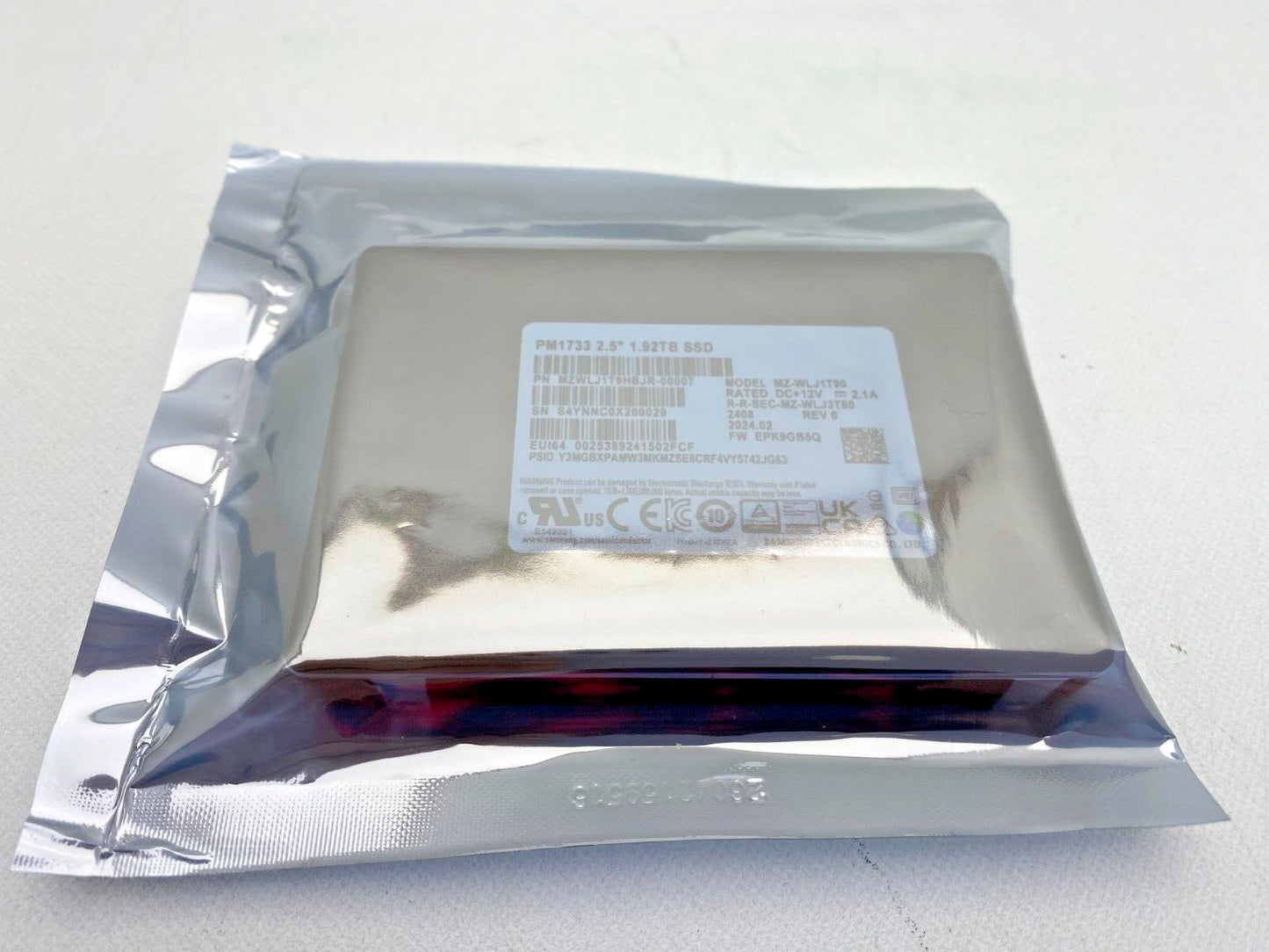 Samsung PM1733 MZWLJ1T9HBJR-00007 2.5 in 1.92 TB Internal SSD