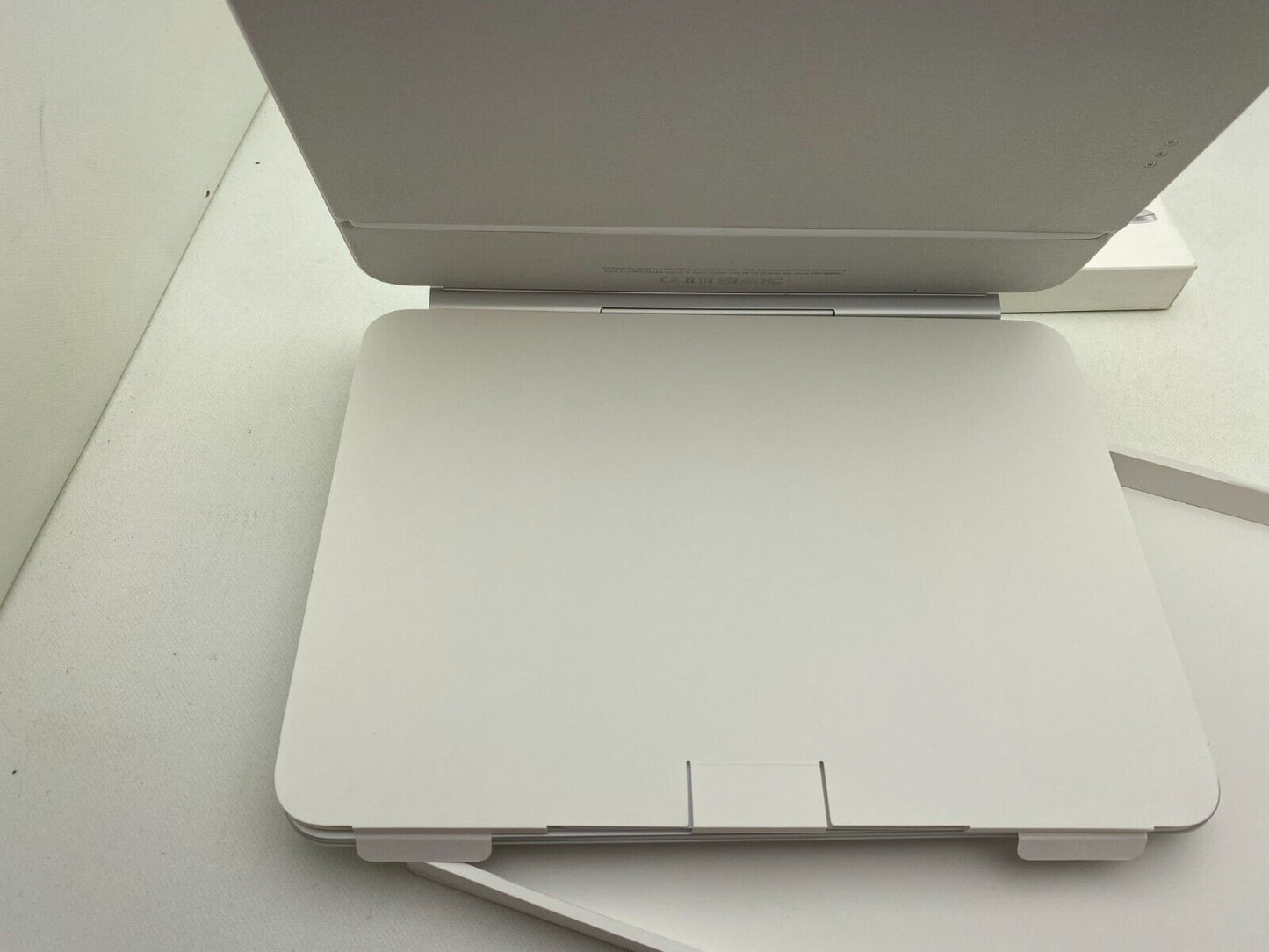 OPEN BOX - Apple Magic Keyboard Case iPad Pro 11 inch M4 - White A2975 MWR03LL/A